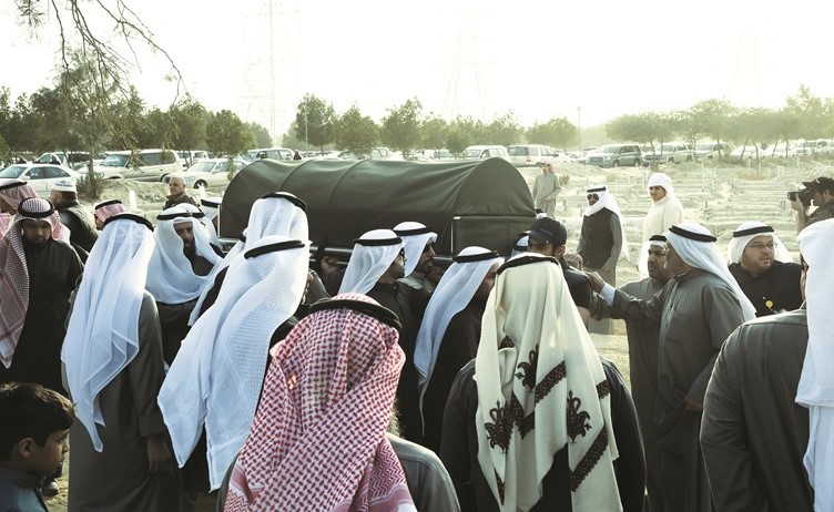 أحد المتوفين محمولا على الاكتاف الى مثواه الاخير ﻿