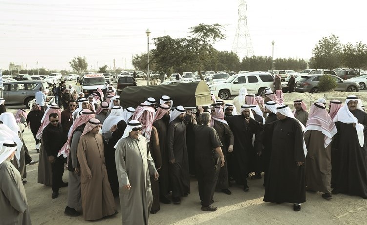 عدد من أعضاء مجلس الامة والقيادات الأمنية خلال مشاركتهم في مراسم التشييع﻿