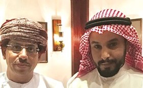 وزير الإعلام العماني د.عبد المنعم بن منصور مع الزميل ماضي الهاجري ﻿