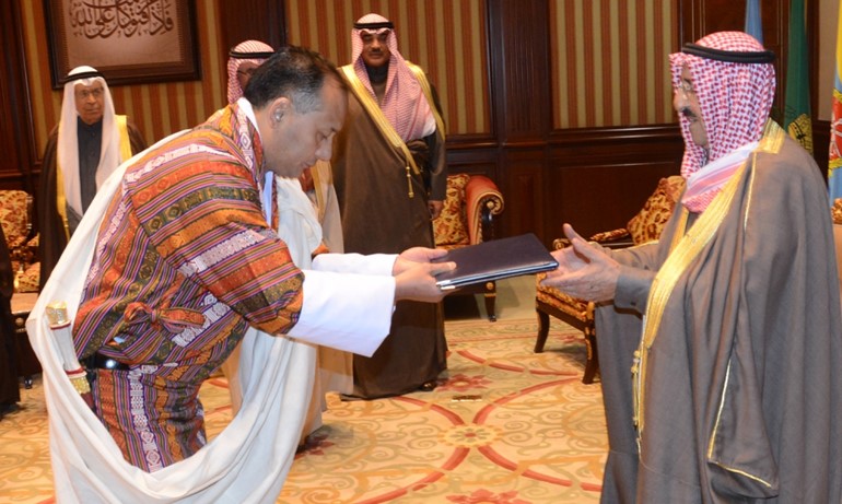 وصاحب السمو خلال تسلمه أوراق اعماد سفير بوتان