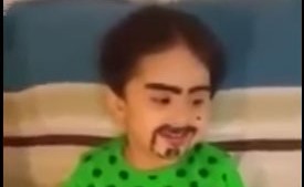 بالفيديو.. طفل يبكي بحرقة بعدما فوجئ بوجود شارب ولحية في وجهه!
