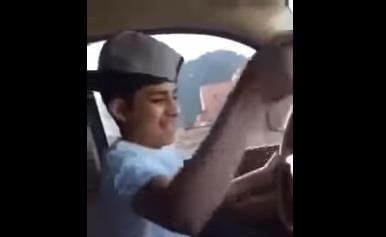 مراهق يوثق بالفيديو لحظة انقلابه بسيارته أثناء ممارسته التقحيص