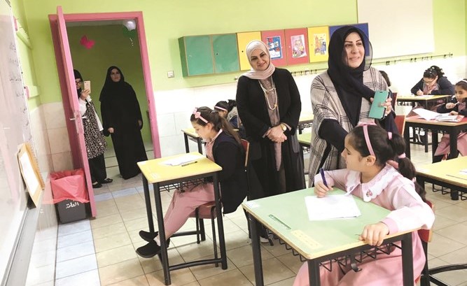 فاطمة الكندري خلال جولتها على لجان الاختبارات ﻿