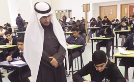 د.محمد الفارس خلال جولته في مدارس حولي لتفقد لجان الاختبارات ﻿