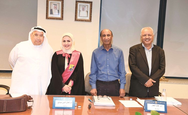  د.غانم النجار ود.كمال الدين عثمان وأميرة بن طرف ود.شملان العيسى عقب المناقشة﻿