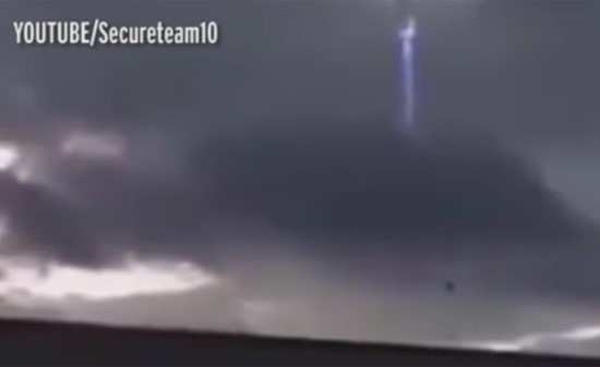 بالفيديو: "طبق طائر" يقذف صاعقة زرقاء أثناء مغادرته الأرض