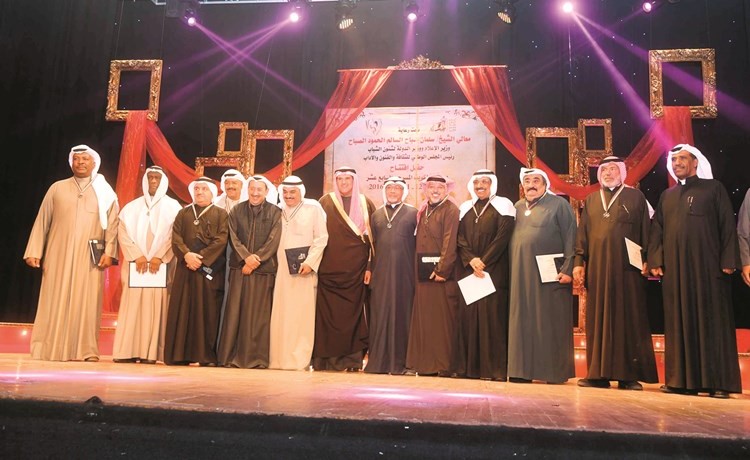 جوهر مع المكرمين في مهرجان الكويت المسرحي الاخير يتوسطهم الشيخ سلمان الحمود﻿