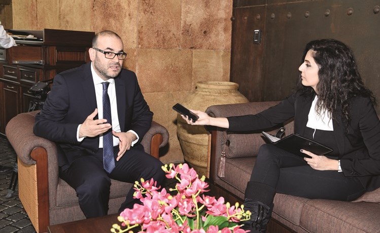 جاد منذر متحدثا للزميلة ندى ابونصر	(ريليش كومار)﻿