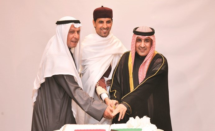 عزيز الديحاني يشارك القائم بأعمال السفارة الليبية قطع كعكة الاحتفال	(شانافاس قاسم)﻿