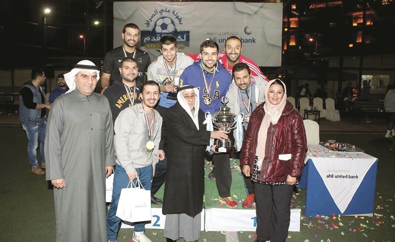 علي الصراف يسلم الكأس الى أعضاء الفريق الفائز ﻿