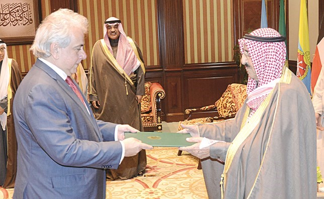 سمو الأمير يتسلم أوراق اعتماد سفير البرازيل نورتون دى اندراد ويبدو الشيخ صباح الخالد﻿