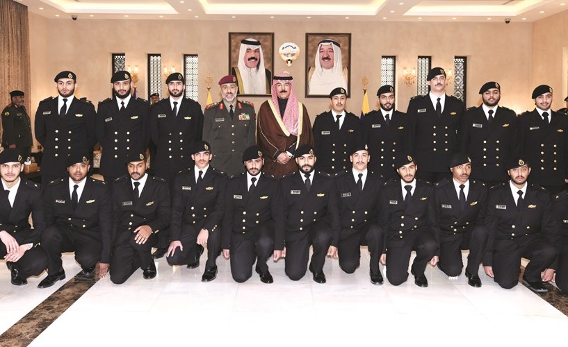 الشيخ محمد الخالد مع الضباط عقب تقليدهم رتبهم الجديدة﻿