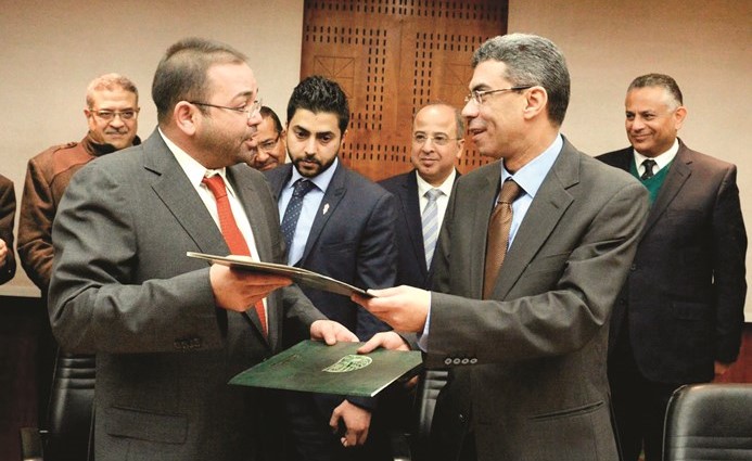 يوسف خالد المرزوق وياسر رزق يتبادلان وثائق البروتوكول	(تصوير مجدي عيد) ﻿
