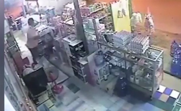 بالفيديو.. صاحب متجر ينجو بأعجوبة بعد اقتحام شاحنة لمتجره