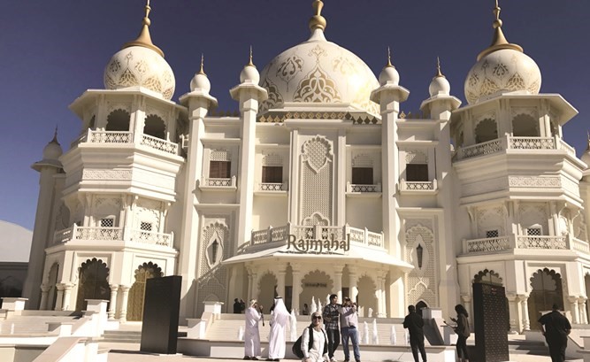 الزميلة دارين العلي أمام مسرح راج محل في بوليوود بارك دبي﻿