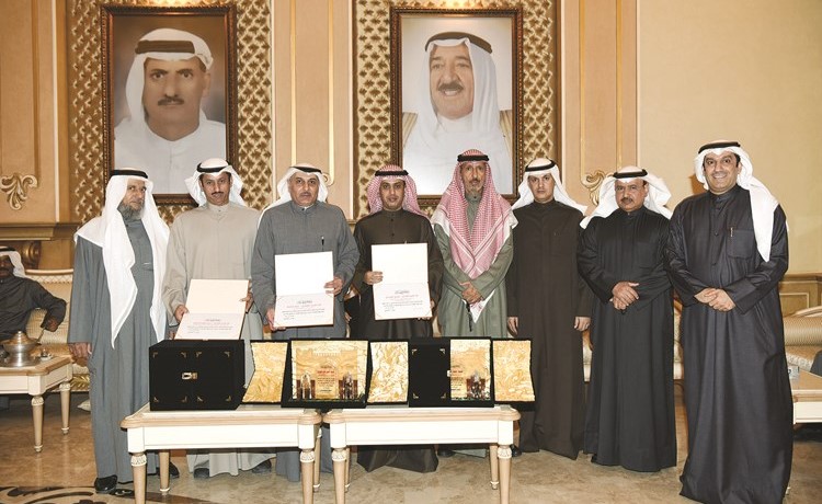 المحامي أحمد الشحومي والوزير الأسبق عبدالله المحيلبي مع المكرمين عمار العمار ومشعل الجودان ودعيج الصويلح﻿
