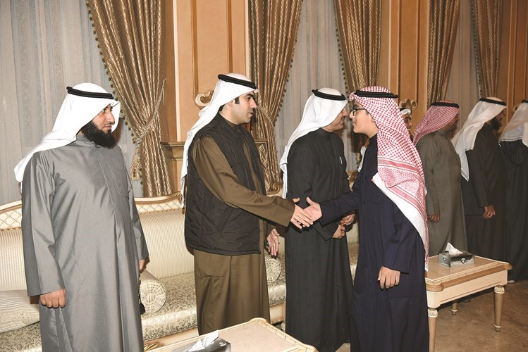 القاضي علي الشحومي مصافحا خليفة نجل المحامي أحمد الشحومي﻿