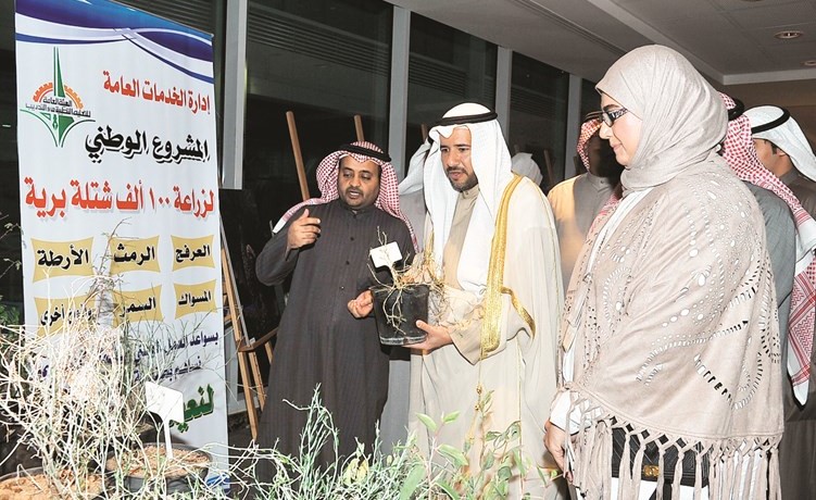 الشيخ عبدالله الأحمد في جناح المشروع الوطني لزراعة 100000 شتلة 	(زين العابدين علام)﻿
