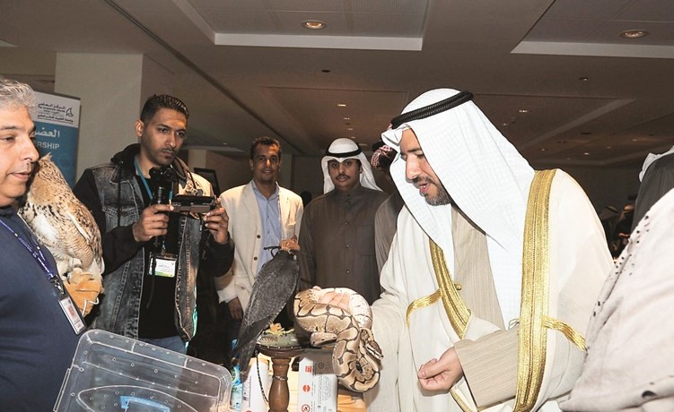 الشيخ عبدالله الأحمد يطلع على كائنات فطرية في جناح المركز العلمي﻿