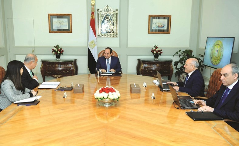 السيسي يستمع من مميش عن خطط تطوير الموانئ بقناة السويس ﻿