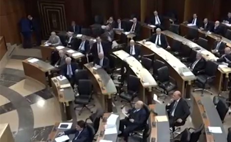 بالفيديو.. مشاجرة في مجلس النواب اللبناني لإعطاء الثقة للحكومة
