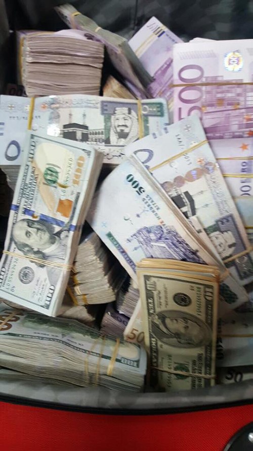 الفيديو الأول لأموال"مغارة على بابا"..150 مليون جنيه رشاوى !
