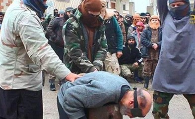شاهد.. لحظة سقوط سيف جلاد داعش على رأس رجل مسن ..اتهموه بالشعوذه