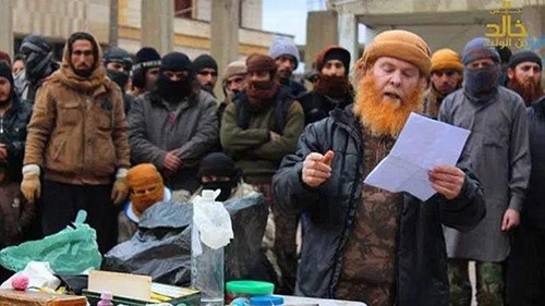 شاهد.. لحظة سقوط سيف جلاد داعش على رأس رجل مسن ..اتهموه بالشعوذه