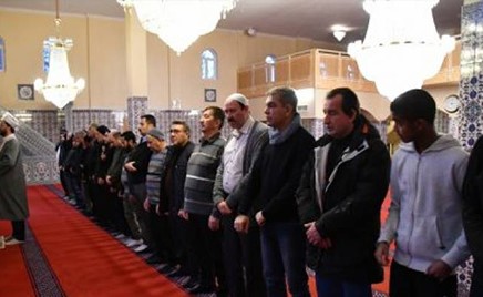 مكان يصلون فيه 4 صلوات بوضوء واحد .. أين هو؟
