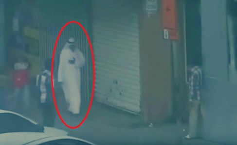 بالفيديو.. شرطة دبي تنقذ مواطنًا تعرض لأزمة قلبية.. لاحظه ضابط وهو يضع يده على صدره