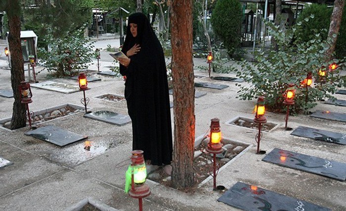 موجة سخط في إيران بعد نشر صور لأشخاص ينامون داخل قبور