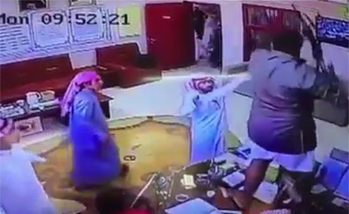 بالفيديو.. طالب سعودي يدخل مدرسة حاملاً رشاشاً ويهدد به معلمين حاولوا مصادرته