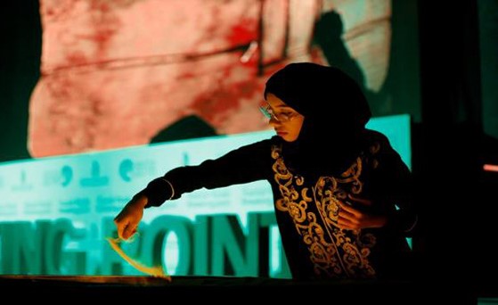 على الرمل... فنانة عمانية تبعث رسائلَ إنسانية