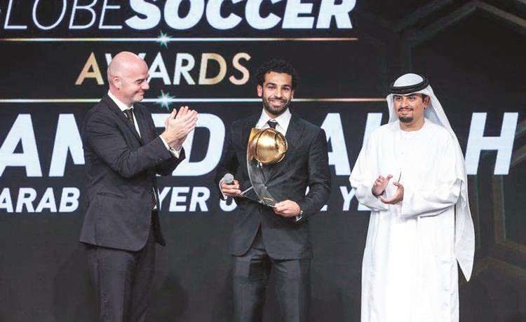النجم المصري محمد صلاح يتسلم الجائزة ﻿
