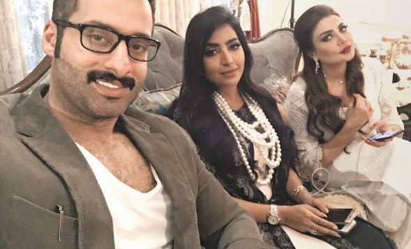 لقطة لحسين مع بثينة الرئيسي وأمل العوضي في كواليس مسلسل ذكريات لا تموت﻿