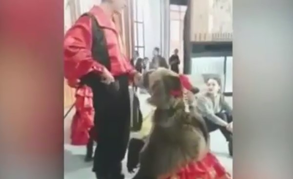 بالفيديو.. دب يهاجم مقدمة تلفزيونية اقتربت أكثر من اللازم