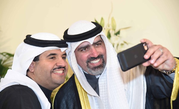 العريس مع الشيخ الشاعر دعيج الخليفة الصباح