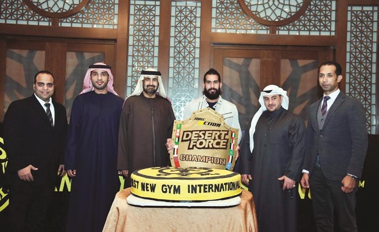 السفير الإماراتي رحمة الزعابي مع الصالح وبطل مسابقة ديزرت فورس أسامة الصعيدي﻿