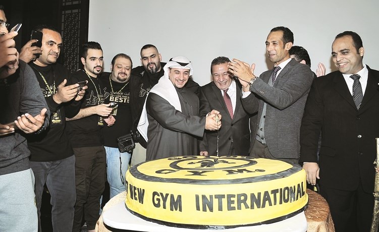 قطع كيكة عيد ميلاد فواز الصالح وسط فرحة الحضور ﻿