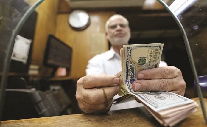 أزمة الدولار تضغط على المستثمرين وتهدد بوقف استيراد العديد من السلع الاستهلاكية وافلاس مجموعة من الشركات 	(رويترز)﻿