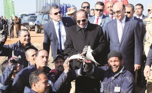 الرئيس عبدالفتاح السيسي في لقطة تذكارية مع العاملين في مشروع الاستزراع السمكي في مدينة الإسماعيلية﻿