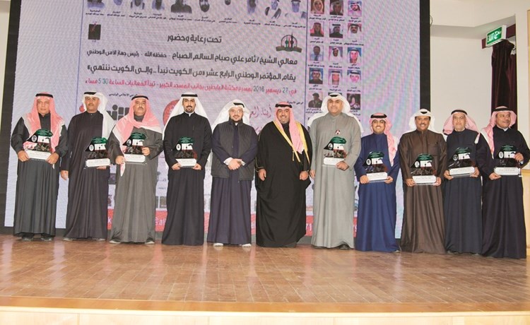 الشيخ ثامر العلي والمحامي يوسف الياسين يتوسطان أسر الشخصيات المكرمة في المؤتمر	 (قاسم باشا)﻿