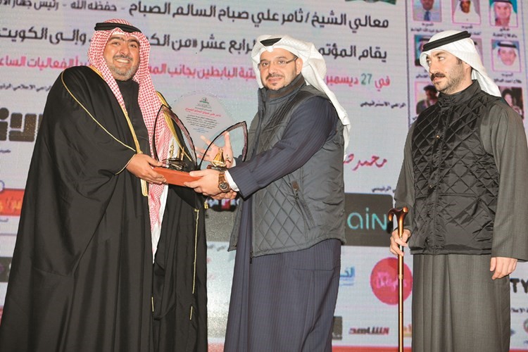 الشيخ ثامر العلي يتسلم درعا تكريمية من يوسف الياسين ﻿