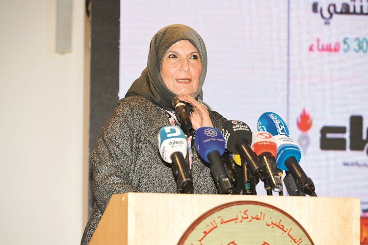 كوثر الجوعان متحدثة في المؤتمر﻿