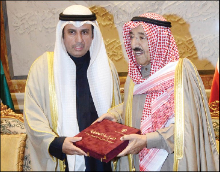 صاحب السمو الأمير الشيخ صباح الأحمد يتسلم من د. فالح العزب الدراسة التحليلية لانتخابات مجلس الأمة 2016