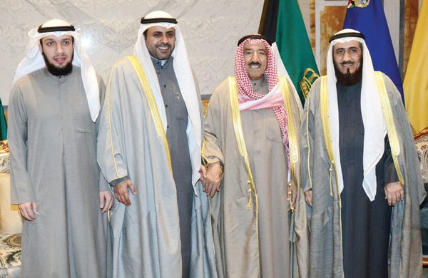 صاحب السمو الأمير الشيخ صباح الأحمد لدى استقباله الوزير محمد الجبري وم. فريد عمادي  والقارئ خالد العيناتي