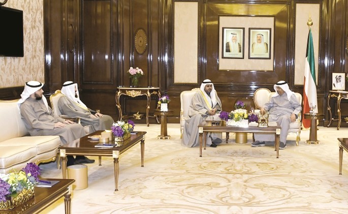 سمو الشيخ جابر المبارك مستقبلا محمد الجبري وم. فريد عمادي وخالد العيناتي ﻿