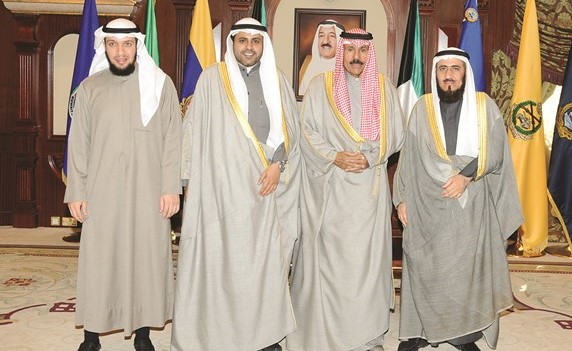 سمو ولي العهد الشيخ نواف الأحمد متوسطا محمد الجبري وم.فريد عمادي وخالد العيناتي﻿