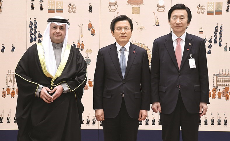 السفير بدر العوضي ورئيس كوريا بالوكالة هوانغ كيو آهن﻿