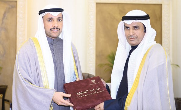 رئيس مجلس الأمة مرزوق الغانم خلال تسلمه الدراسة التحليلية عن انتخابات المجلس من د. فالح العزب 